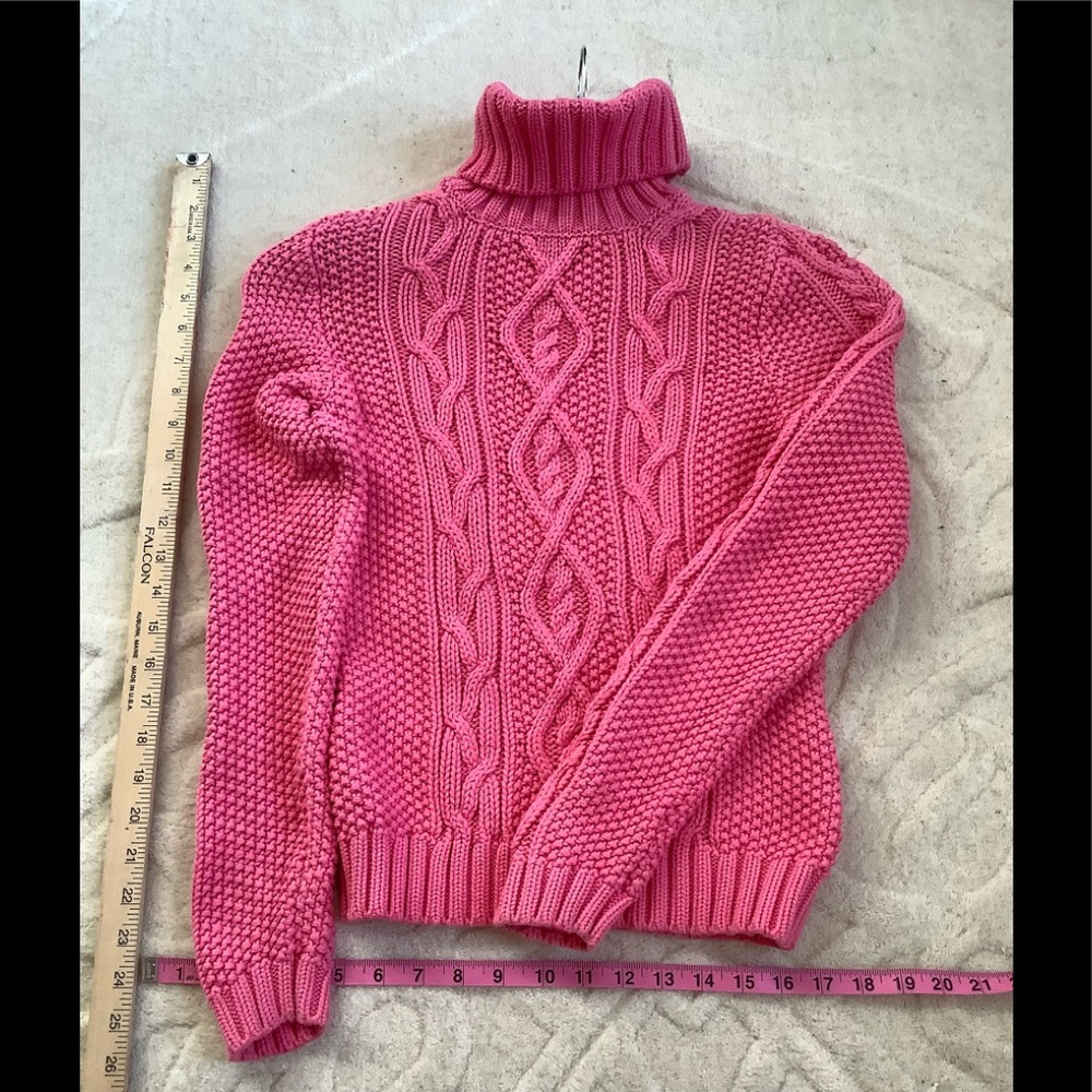 A turtleneck sweater - Picture 3 of 7